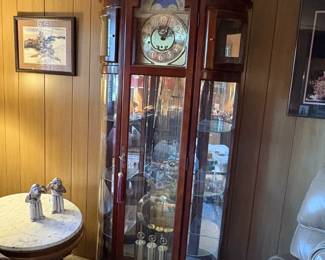 This clock is fantastic.  It is simply gorgeous.  Both sides are lighted curio spaces.