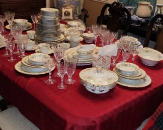 Beautiful Antique Kitchen table / 6 chairs.