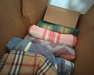 Bedroom 1, blanket set