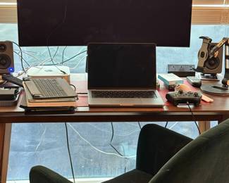 Work station with screen monitor 