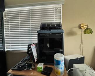 Circuit board table and circuit board