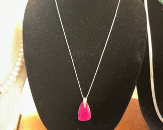 Kendra Scott necklace