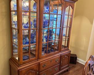 Thomasville lighted curio/china