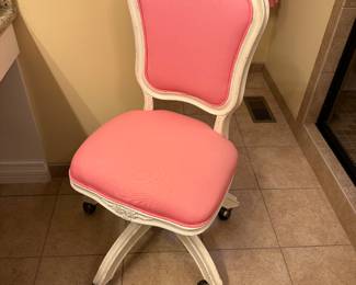 Vanity chair on wheels