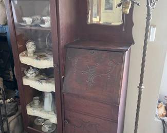 003 Cool Vintage Vibe Curio Cabinet