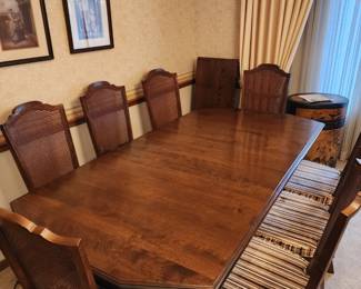 Dining Room Table with 8 chairs, 2 leaves and a table protector