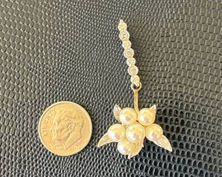 Lot#21 Now $400 - Was $550 14k white gold, pearl & diamond flower pendant weight 4.3 grams