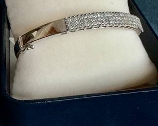 **New Item** Lot#126 $1500 14k diamond hinged bangle weight: 13.6 grams