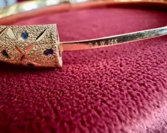 Lot#121 14k gold & enamel dot hinged bangle weight: 12.2 grams