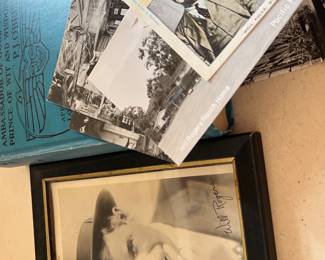 Memoarbilia regarding Will Rogers (signed photo)