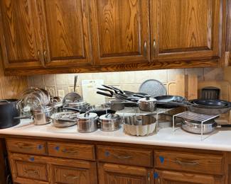 Several sets of cookware