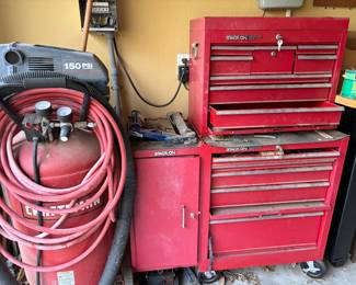 Stack on tool chest on wheels