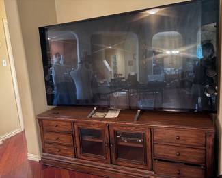 5
Sony XBR-X900B series review: Big-speaker 4K TV an A/V powerhouse ...
The Sony Bravia XBR-79X900B is a 79-inch 4K Ultra HD Smart TV with 3D capabilities, featuring technologies like TRILUMINOS Display and X-tended Dynamic Range for improved color and contrast. It includes built-in Wi-Fi, front-firing magnetic fluid speakers, and front-mounted cameras for features like Skype, and has a variety of ports for connectivity. 