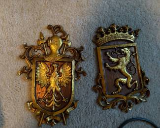 2 VINTAGE SYROCO COAT OF ARMS LION EAGLE KNIGHT PLAQUE