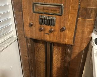 1937 Montgomery Ward Tombstone radio working!