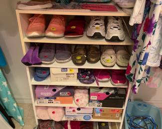 Many like new pairs of skechers