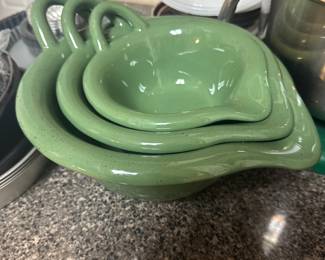 Nesting mixing bowls 