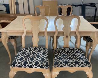Kitchen table with 6 padded chairs