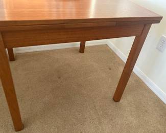 This table extends to seat more people. 6?