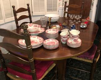 Kitchen table with 2 leaves & up to 8 chairs 