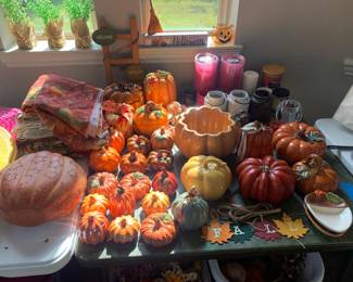 Thanksgiving and Halloween decor. Lots of pumpkins.
Candles also shown in photo