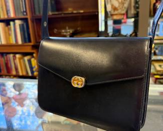 Gucci flap bag in black leather with an interlocking GG logo clasp Gucci bag.