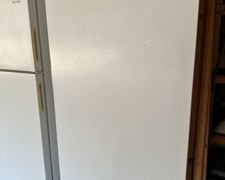 Upright freezer 