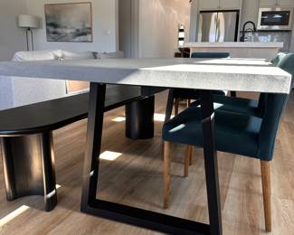 $600        Breakfast table