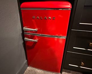 $150    20 in 3.1 cubic foot retro mini fridge 