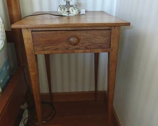026	Shaker Style Oak One Drawer Nightstand	17.5"x19"x29.5