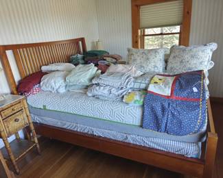 024	Contemporary Wood Queen Bed w/ Slatted Headboard	