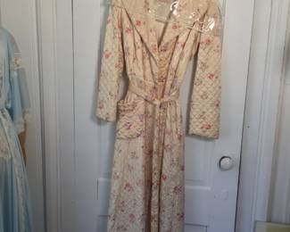 Vintage quilted robe with all over scattered floral print