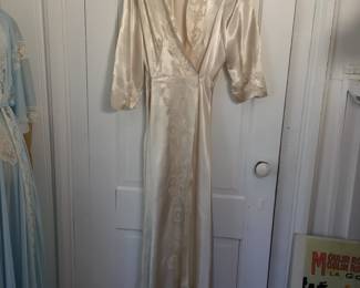 Vintage 1930s dressing gown or robe with fabulous twisted embroidery work.
