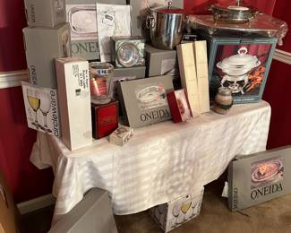 Collection of new gift gift items still bodce