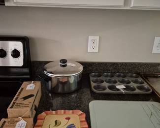 Pans and kitchen wares