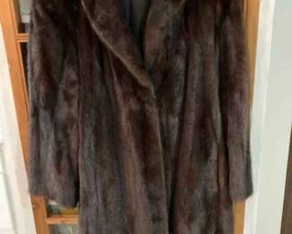 Female mink
Ladies large( size 14)
Custom made to wear bulky sweaters underneath. 
Pit to pit 19 inches
32 length 
Feels like a million bucks on.
