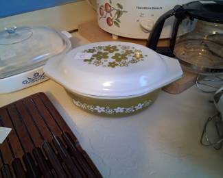 Vintage Pyrex casserole baking dish