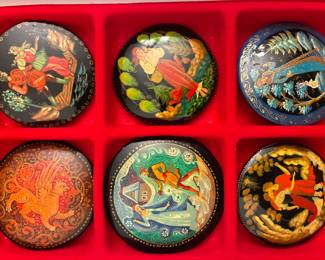 Slavic lacquered pins and decorative items