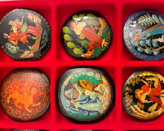 Slavic lacquered pins and decorative items