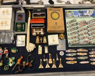 Showcase with collectible eggs from Fenton and Swarovski **One Swarovski egg left**, enamel trinket boxes, vintage R Mandle balalaika brooches, opera glasses, Boy Scout merit badge books from 1929, novelty pocket knives with Roy Rogers, Dale Evans, Davy Crockett, Hopalong Cassidy, the Lone Ranger and Tonto, and other novelties
