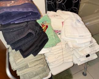 Towels and shower chair 