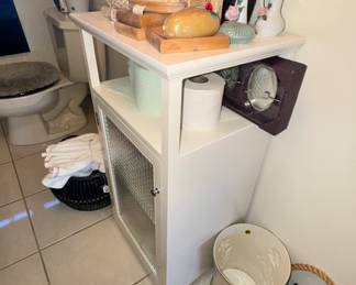Tons of bathroom furniture and accessories 