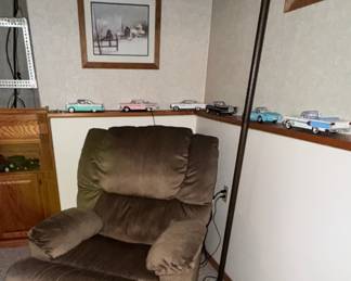 Recliners- like new and lamps 