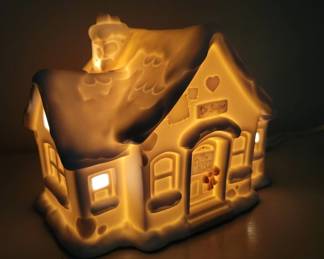 	Enesco Sugar Town Sam’s House Night-Light