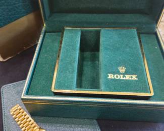 Ladies 18k  Oyster Perpetual Datejust watch, 26 mm, 1.25 replacement  diamond bezel. Outer and inner box.  Card holder but there is no registration card. No form to hold watch in box.