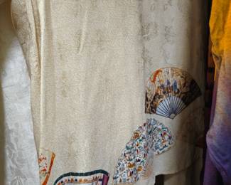 The back of a sublime Citron silk wrap with fan designs. New with tags. XL