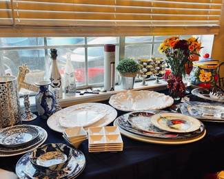 Beautiful Trays for Holidays any type of catering. Blue &white grape pattern bowl, Mino ware from Japan.