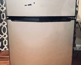 Great Working Refrigerator , GALANZ , has a freezer in it also.