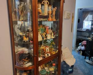 Item 37 Vintage Pulaski lighted Curio/ Display Cabinet in Federal Style Curved Glass $700