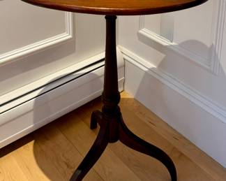 Queen Anne Style Tilt Top Table
